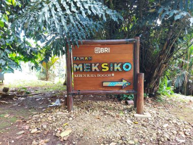 Bogor, Endonezya-27 Mart 2022: tabela 'taman meksiko'. 'Kebun raya bogoru' adlı ünlü turizm bölgesinde yer alıyor.. 