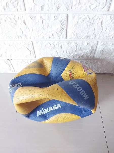 Karawang Indonésia Março 2022 Marca Voleibol Mikasa Desinflada Chão Com — Fotografia de Stock
