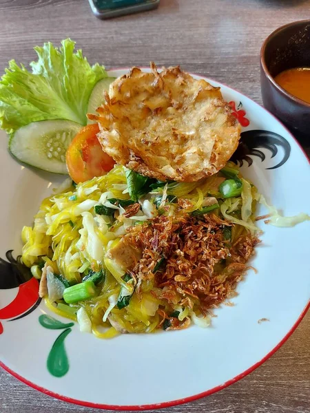 ボゴール市からインドネシアの伝統的な食べ物 三重グロスター ボゴールと名付けられました マスタードグリーン キャベツ ピーナッツソースを添えます 揚げ玉ねぎ トマト キュウリ レタス — ストック写真