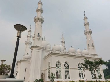 Bogor, Endonezya - 30 Mart 2020: Mescid At-Thohir. Bogor, Batı Java, Endonezya 'daki Podomoro Golf View bölgesinde bulunan görkemli bir beyaz cami.