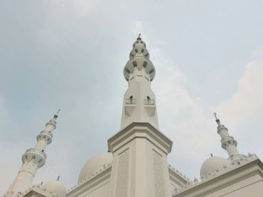 Bogor, Endonezya - 30 Mart 2020: Mescid At-Thohir. Bogor, Batı Java, Endonezya 'daki Podomoro Golf View bölgesinde bulunan görkemli bir beyaz cami.