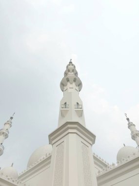 Bogor, Endonezya - 30 Mart 2020: Mescid At-Thohir. Bogor, Batı Java, Endonezya 'daki Podomoro Golf View bölgesinde bulunan görkemli bir beyaz cami.