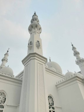 Bogor, Endonezya - 30 Mart 2020: Mescid At-Thohir. Bogor, Batı Java, Endonezya 'daki Podomoro Golf View bölgesinde bulunan görkemli bir beyaz cami.