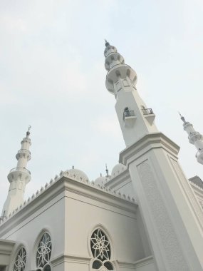 Bogor, Endonezya - 30 Mart 2020: Mescid At-Thohir. Bogor, Batı Java, Endonezya 'daki Podomoro Golf View bölgesinde bulunan görkemli bir beyaz cami.