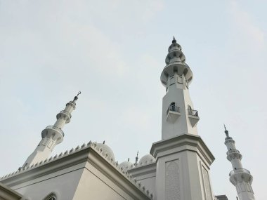 Bogor, Endonezya - 30 Mart 2020: Mescid At-Thohir. Bogor, Batı Java, Endonezya 'daki Podomoro Golf View bölgesinde bulunan görkemli bir beyaz cami.