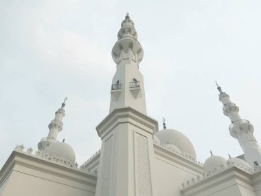 Bogor, Endonezya - 30 Mart 2020: Mescid At-Thohir. Bogor, Batı Java, Endonezya 'daki Podomoro Golf View bölgesinde bulunan görkemli bir beyaz cami.