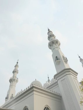 Bogor, Endonezya - 30 Mart 2020: Mescid At-Thohir. Bogor, Batı Java, Endonezya 'daki Podomoro Golf View bölgesinde bulunan görkemli bir beyaz cami.