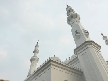Bogor, Endonezya - 30 Mart 2020: Mescid At-Thohir. Bogor, Batı Java, Endonezya 'daki Podomoro Golf View bölgesinde bulunan görkemli bir beyaz cami.