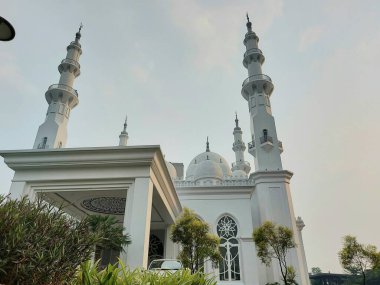 Bogor, Endonezya - 30 Mart 2020: Mescid At-Thohir. Bogor, Batı Java, Endonezya 'daki Podomoro Golf View bölgesinde bulunan görkemli bir beyaz cami.