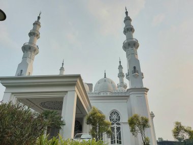 Bogor, Endonezya - 30 Mart 2020: Mescid At-Thohir. Bogor, Batı Java, Endonezya 'daki Podomoro Golf View bölgesinde bulunan görkemli bir beyaz cami.