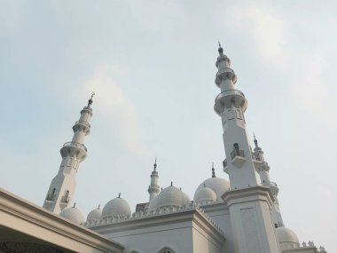Bogor, Endonezya - 30 Mart 2020: Mescid At-Thohir. Bogor, Batı Java, Endonezya 'daki Podomoro Golf View bölgesinde bulunan görkemli bir beyaz cami.