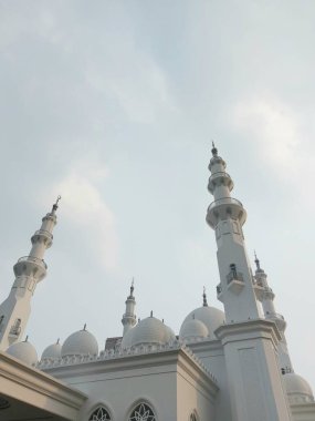 Bogor, Endonezya - 30 Mart 2020: Mescid At-Thohir. Bogor, Batı Java, Endonezya 'daki Podomoro Golf View bölgesinde bulunan görkemli bir beyaz cami.