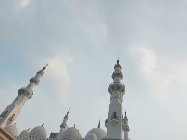 Bogor, Endonezya - 30 Mart 2020: Mescid At-Thohir. Bogor, Batı Java, Endonezya 'daki Podomoro Golf View bölgesinde bulunan görkemli bir beyaz cami.