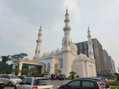 Bogor, Endonezya - 30 Mart 2020: Mescid At-Thohir. Bogor, Batı Java, Endonezya 'daki Podomoro Golf View bölgesinde bulunan görkemli bir beyaz cami.
