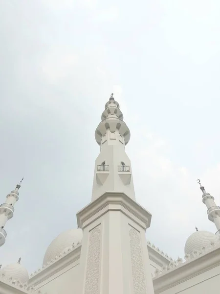 Bogor Indonesia March 2020 Masjid Thohir Велична Біла Мечеть Розташована — стокове фото