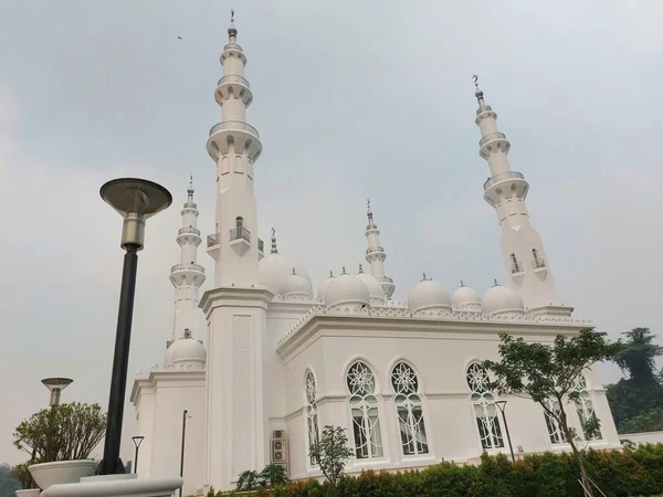 Bogor Indonésie Března 2020 Masjid Thohir Nádherná Bílá Mešita Nachází — Stock fotografie