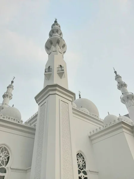 2020年3月30日 インドネシア ボゴール市 Masjid Thohir ポドモロゴルフビューエリア ボゴール 西ジャワ州 インドネシアに位置する壮大な白いモスク — ストック写真