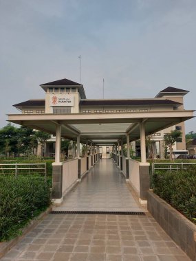 Bogor, Endonezya-30 Mart 2022: Sekolah karakter binası. 'Podomoro Golf View' adlı ünlü bir bölgede bulunan bir okul binası.