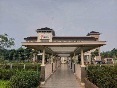 Bogor, Endonezya-30 Mart 2022: Sekolah karakter binası. 'Podomoro Golf View' adlı ünlü bir bölgede bulunan bir okul binası.