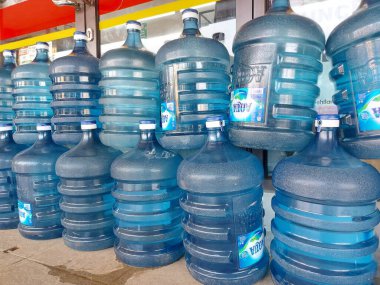 Bogor, Endonezya - 31 Mart 2022: bir galon 'aqua' markalı şişe yığını