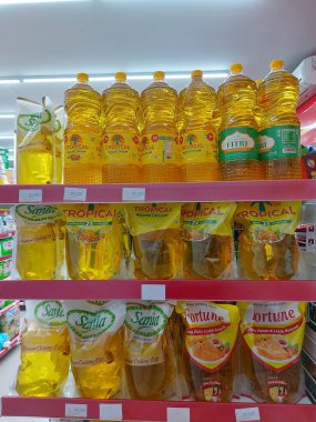 Bogor, Endonezya - 31 Mart 2022: çeşitli sebze yağı markaları mağaza rafında sergileniyor