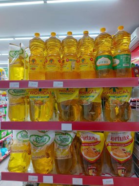 Bogor, Endonezya - 31 Mart 2022: çeşitli sebze yağı markaları mağaza rafında sergileniyor