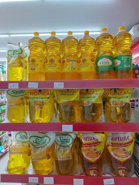 Bogor, Endonezya - 31 Mart 2022: çeşitli sebze yağı markaları mağaza rafında sergileniyor