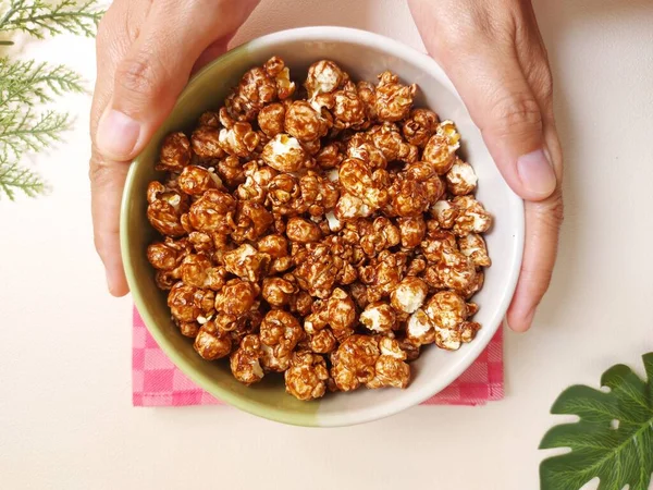 Čokoládový Popcorn Podávané Misce Izolované Pozadí Bílé — Stock fotografie