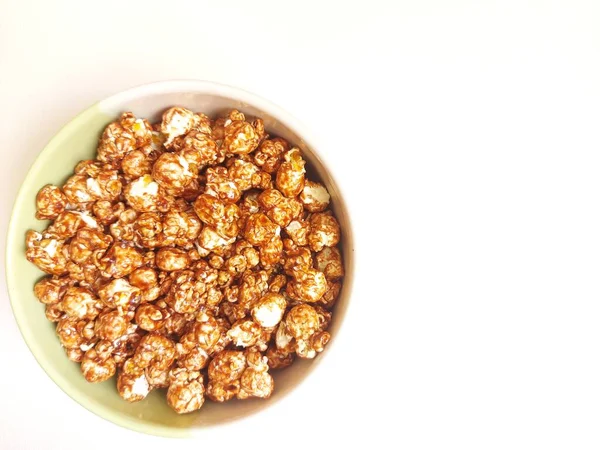 Čokoládový Popcorn Podávané Misce Izolované Pozadí Bílé — Stock fotografie