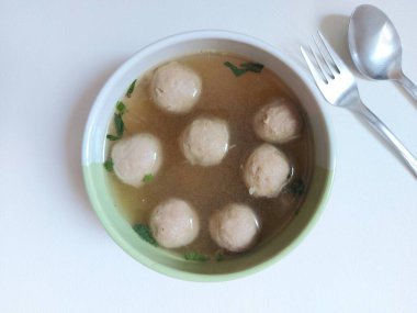 Bakso, baso ya da köfte. Endonezya geleneksel yemekleri. Kıyma, tavuk, karides ya da balıktan yapılmış. Genellikle sokak yemeği olarak satılır.. 