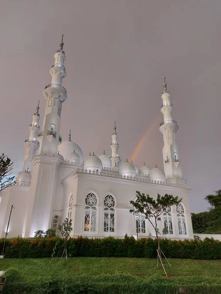 2022年4月6日インドネシアのボゴール トヒルのモスクまたはマスジド ポドモロゴルフビューシマンギス 西ジャワ州 インドネシアに位置しています 夜空に虹の美しい白いモスク — ストック写真