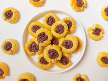 Çikolata parmak izi kurabiyeleri. Un, yumurta, tereyağı ve çikolatadan yapılmış. Beyaz tabakta servis ediliyor. izole edilmiş arkaplan. 