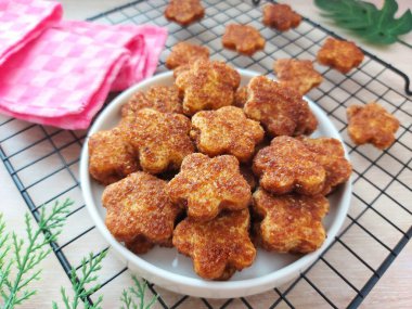 Palmiye peynirli kurabiye ya da kue kering gula palem. Un, tereyağı, yumurta ve palmiye şekerinden yapılmış. Tatlı tat. Beyaz tabakta servis ediliyor. izole edilmiş arkaplan.