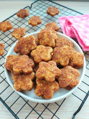 Palmiye peynirli kurabiye ya da kue kering gula palem. Un, tereyağı, yumurta ve palmiye şekerinden yapılmış. Tatlı tat. Beyaz tabakta servis ediliyor. izole edilmiş arkaplan.