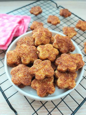Palmiye peynirli kurabiye ya da kue kering gula palem. Un, tereyağı, yumurta ve palmiye şekerinden yapılmış. Tatlı tat. Beyaz tabakta servis ediliyor. izole edilmiş arkaplan.