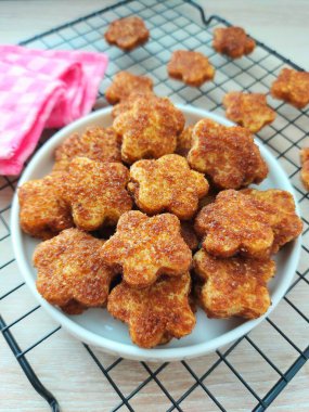 Palmiye peynirli kurabiye ya da kue kering gula palem. Un, tereyağı, yumurta ve palmiye şekerinden yapılmış. Tatlı tat. Beyaz tabakta servis ediliyor. izole edilmiş arkaplan.