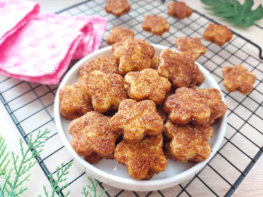 Palmiye peynirli kurabiye ya da kue kering gula palem. Un, tereyağı, yumurta ve palmiye şekerinden yapılmış. Tatlı tat. Beyaz tabakta servis ediliyor. izole edilmiş arkaplan.