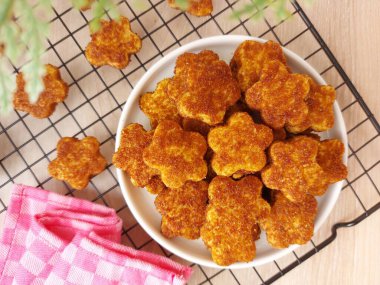 Palmiye peynirli kurabiye ya da kue kering gula palem. Un, tereyağı, yumurta ve palmiye şekerinden yapılmış. Tatlı tat. Beyaz tabakta servis ediliyor. izole edilmiş arkaplan.