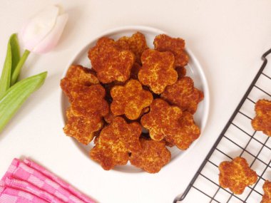 Palmiye peynirli kurabiye ya da kue kering gula palem. Un, tereyağı, yumurta ve palmiye şekerinden yapılmış. Tatlı tat. Beyaz tabakta servis ediliyor. izole edilmiş arkaplan.