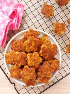 Palmiye peynirli kurabiye ya da kue kering gula palem. Un, tereyağı, yumurta ve palmiye şekerinden yapılmış. Tatlı tat. Beyaz tabakta servis ediliyor. izole edilmiş arkaplan.