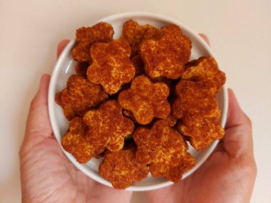 Palmiye peynirli kurabiye ya da kue kering gula palem. Un, tereyağı, yumurta ve palmiye şekerinden yapılmış. Tatlı tat. Beyaz tabakta servis ediliyor. izole edilmiş arkaplan.