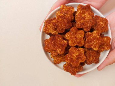 Palmiye peynirli kurabiye ya da kue kering gula palem. Un, tereyağı, yumurta ve palmiye şekerinden yapılmış. Tatlı tat. Beyaz tabakta servis ediliyor. izole edilmiş arkaplan.