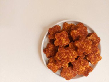 Palmiye peynirli kurabiye ya da kue kering gula palem. Un, tereyağı, yumurta ve palmiye şekerinden yapılmış. Tatlı tat. Beyaz tabakta servis ediliyor. izole edilmiş arkaplan.