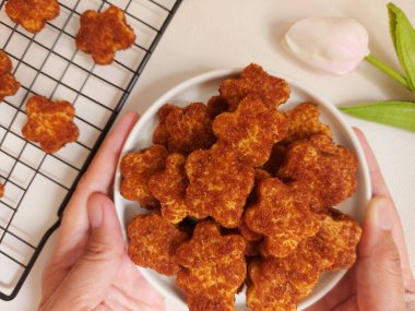 Palmiye peynirli kurabiye ya da kue kering gula palem. Un, tereyağı, yumurta ve palmiye şekerinden yapılmış. Tatlı tat. Beyaz tabakta servis ediliyor. izole edilmiş arkaplan.