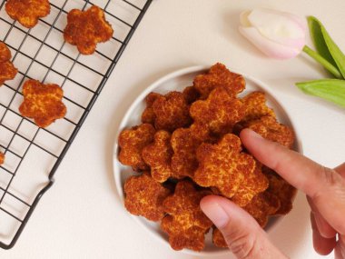 Palmiye peynirli kurabiye ya da kue kering gula palem. Un, tereyağı, yumurta ve palmiye şekerinden yapılmış. Tatlı tat. Beyaz tabakta servis ediliyor. izole edilmiş arkaplan.