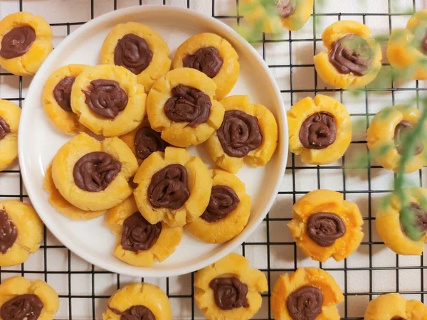 Cookies Empreinte Pouce Chocolat Faite Farine Oeuf Beurre Garnie Chocolat — Photo