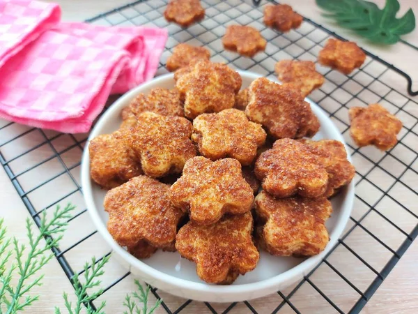 Palmiye peynirli kurabiye ya da kue kering gula palem. Un, tereyağı, yumurta ve palmiye şekerinden yapılmış. Tatlı tat. Beyaz tabakta servis ediliyor. izole edilmiş arkaplan.