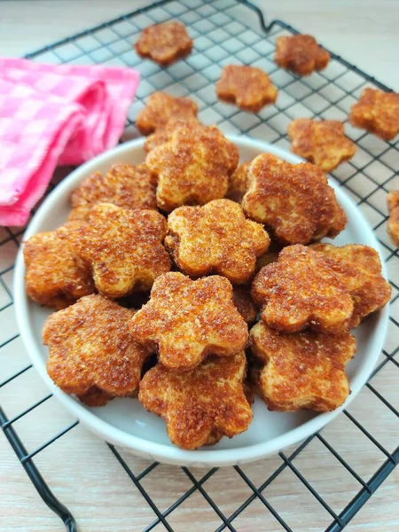 Palmiye peynirli kurabiye ya da kue kering gula palem. Un, tereyağı, yumurta ve palmiye şekerinden yapılmış. Tatlı tat. Beyaz tabakta servis ediliyor. izole edilmiş arkaplan.