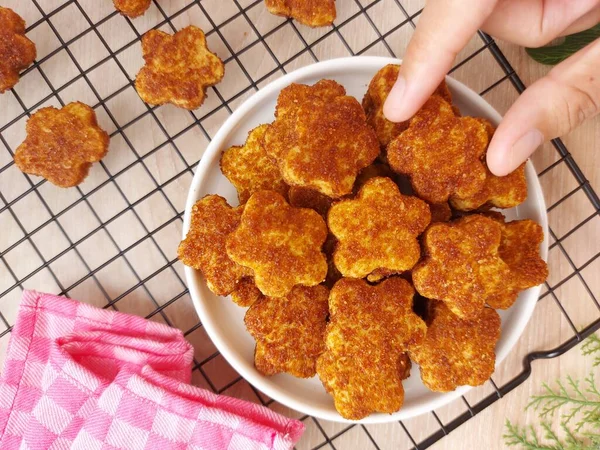 Palmiye peynirli kurabiye ya da kue kering gula palem. Un, tereyağı, yumurta ve palmiye şekerinden yapılmış. Tatlı tat. Beyaz tabakta servis ediliyor. izole edilmiş arkaplan.