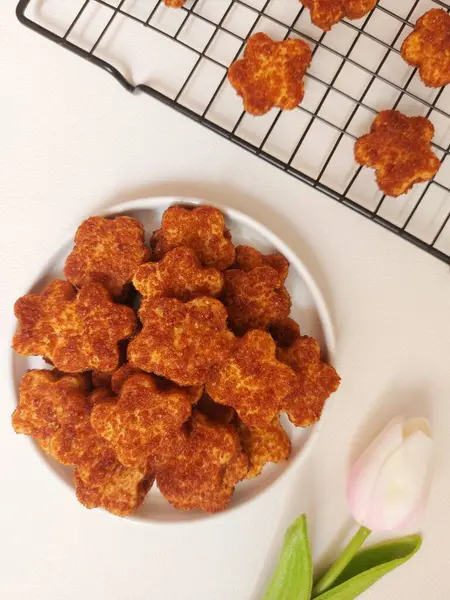 Palmiye peynirli kurabiye ya da kue kering gula palem. Un, tereyağı, yumurta ve palmiye şekerinden yapılmış. Tatlı tat. Beyaz tabakta servis ediliyor. izole edilmiş arkaplan.